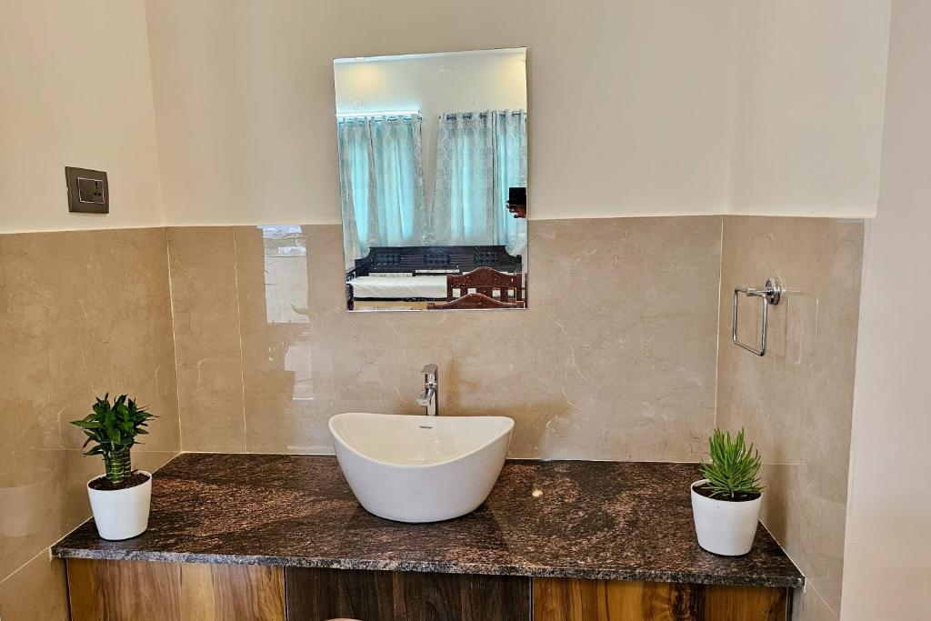 TrueLife Presidential Suites - 3BHK Luxurious AC Apartments - Modular Kitchen, RO water system, Microwave - Super fast WiFi, 55 Smart TV, 250 Airtel Channels - 3 bathrooms - Parking - Nearby PS4, A2B pure veg restaurants - Top service with lots of love photo