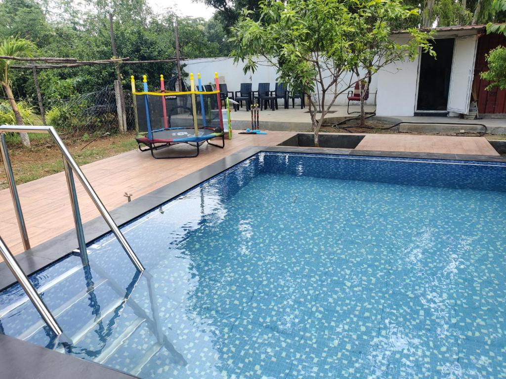 Πισίνα στο ή κοντά στο Sivarama garden resort 5star stay swimming pool 7BHK bheemili beach road to dorathota