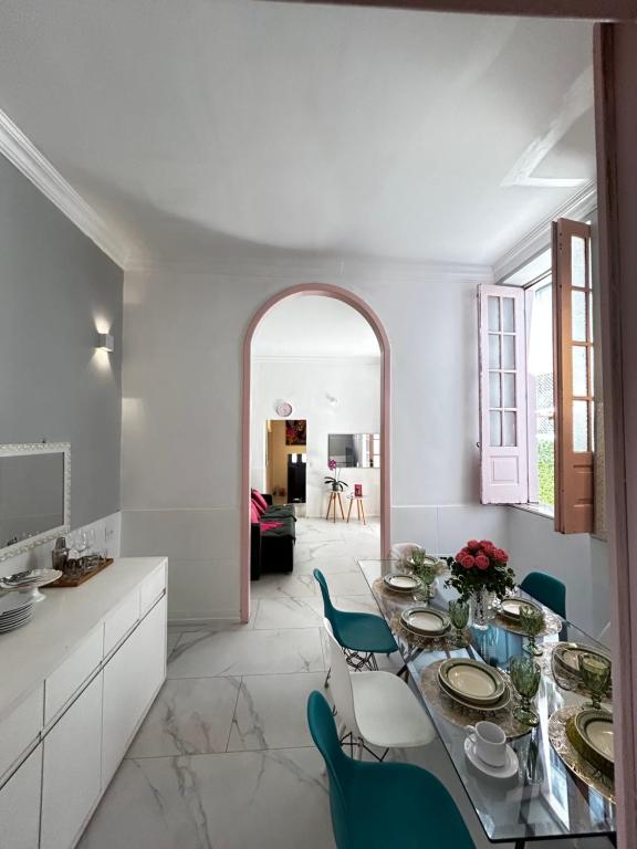 a dining room with a table and chairs in a kitchen at Casarão para 16 pessoas in Rio de Janeiro