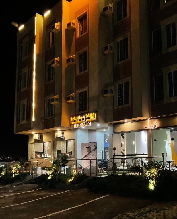 a hotel at night with the lights on at شقق درة المندق للشقق المخدومة - اقتصادي in Az Zarqāʼ