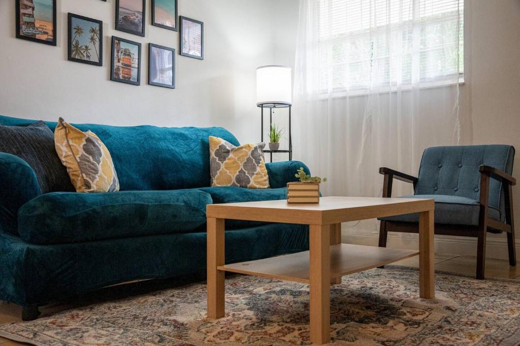 Posezení v ubytování Stylish 2br Haven Near Brickell & Calle 8 Vibes