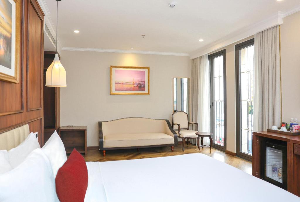 Special Offer - Suite Bathtub with Balcony and Partial Sea View