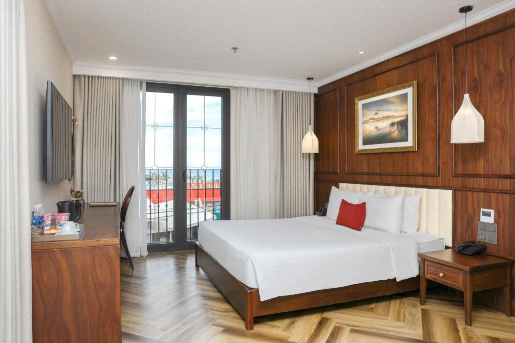 Special Offer - Suite Bathtub with Balcony and Partial Sea View