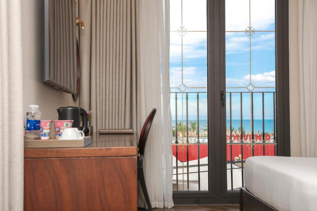 Special Offer - Suite Bathtub with Balcony and Partial Sea View