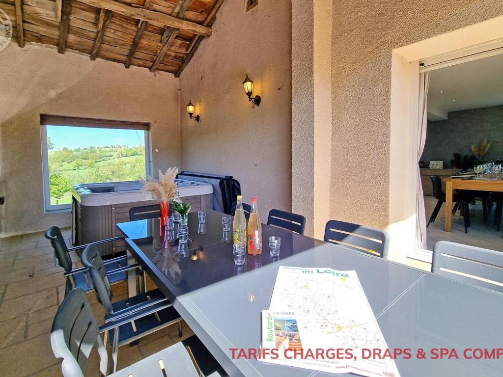 Fotografie z fotogalerie ubytování Gîte confortable pour 12 avec jardin privé et spa en Auvergne-Rhône-Alpes - FR-1-496-354 v destinaci Chevrières