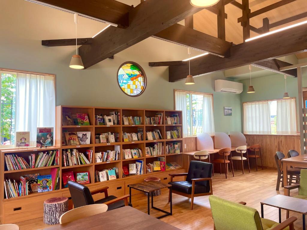 a library with book shelves filled with books at ゲストハウス 花車 in Amakusa