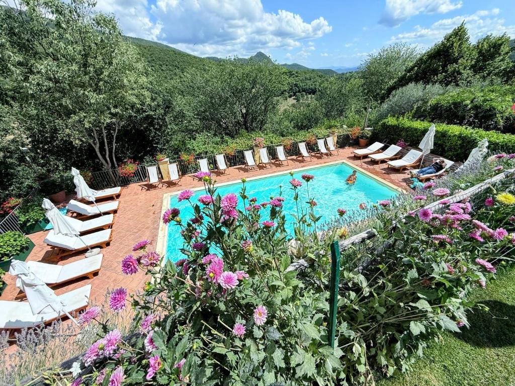 Bazén v ubytování Vicolo - sleeps 5 with air con, wifi, balcony for dining and pool nebo v jeho okolí
