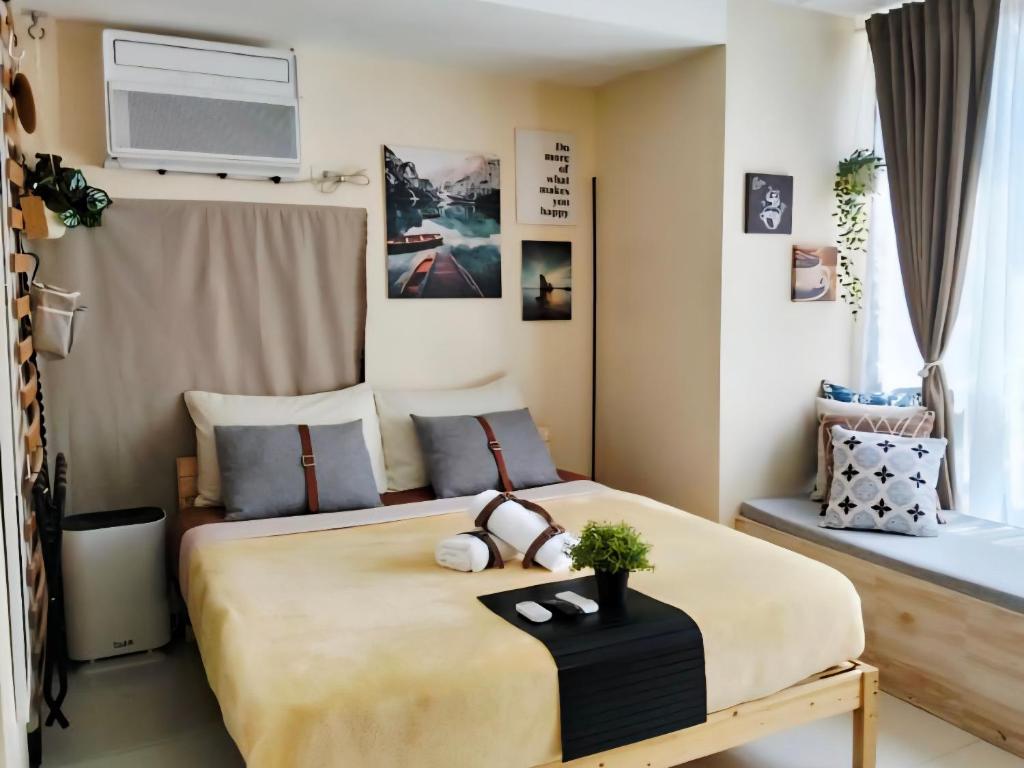 xxxCozy Family Retreat 8 mins walk from Venice Grand Canal Mall BGC fits 5 pax