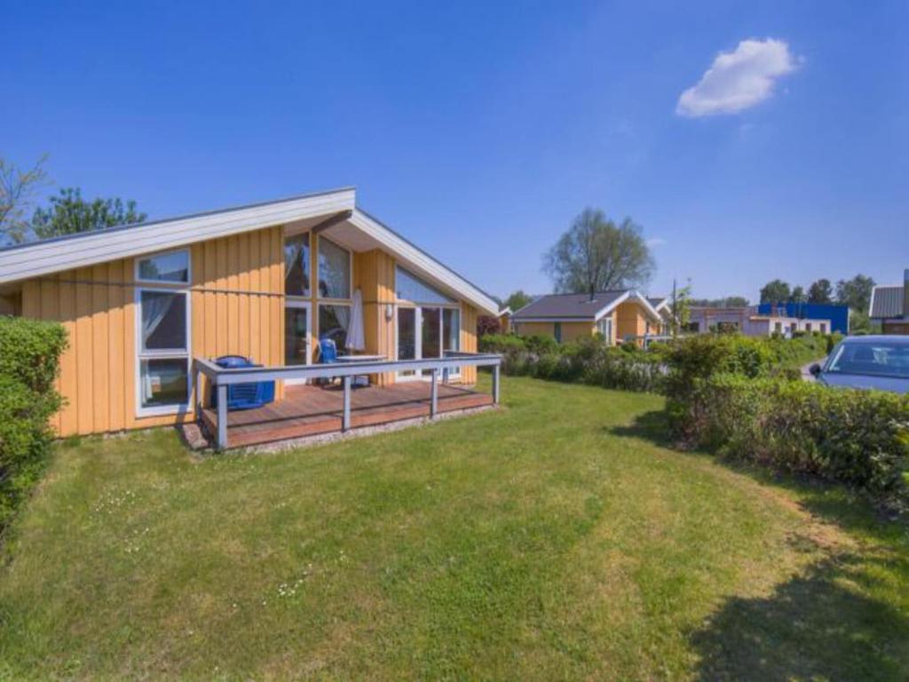 een huis met een grote veranda op een erf bij Ferienhaus im skandinavischen Stil in Rechlin