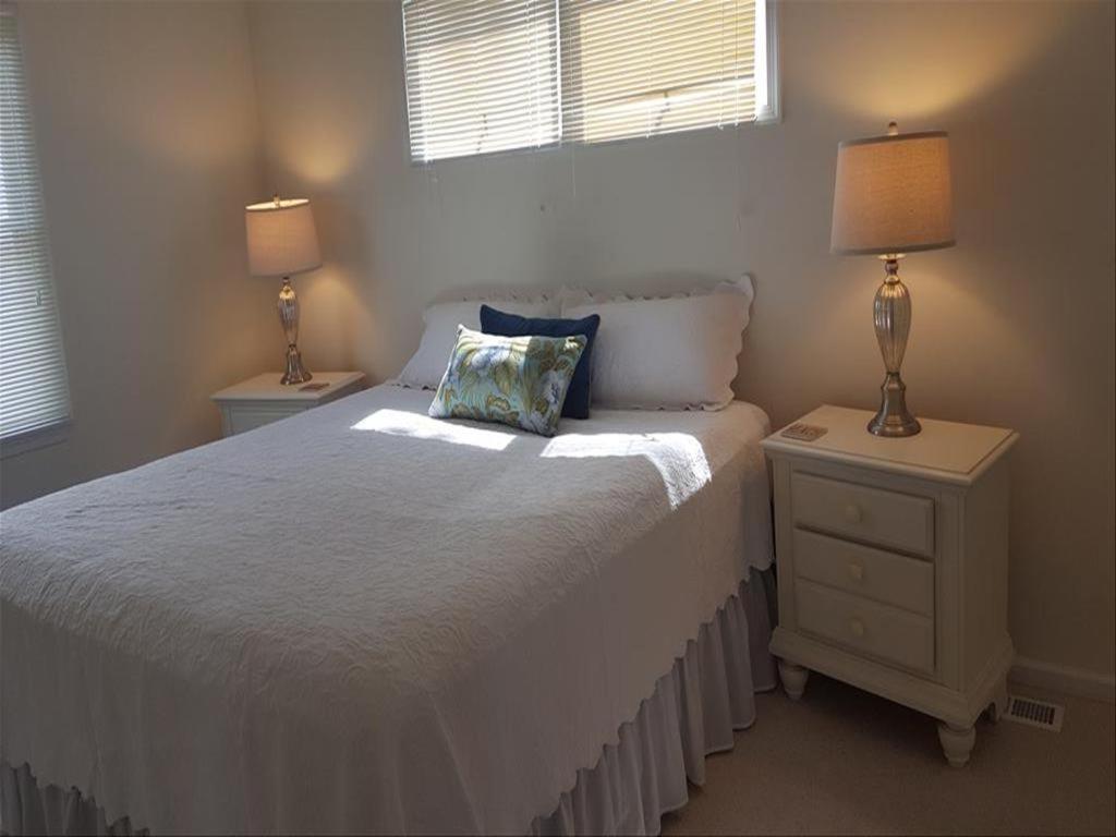 Postel nebo postele na pokoji v ubytování Wifi Bay Side Home In Surf City 41120