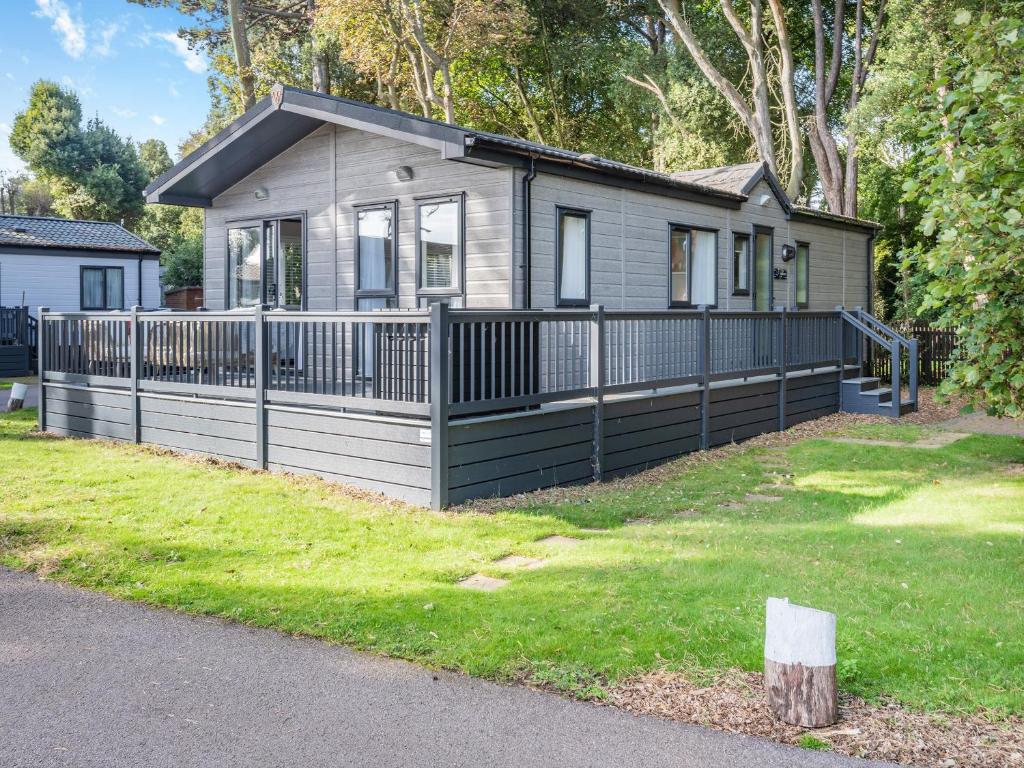 een klein huis met een hek ervoor bij Tranquil Dawn in Corton