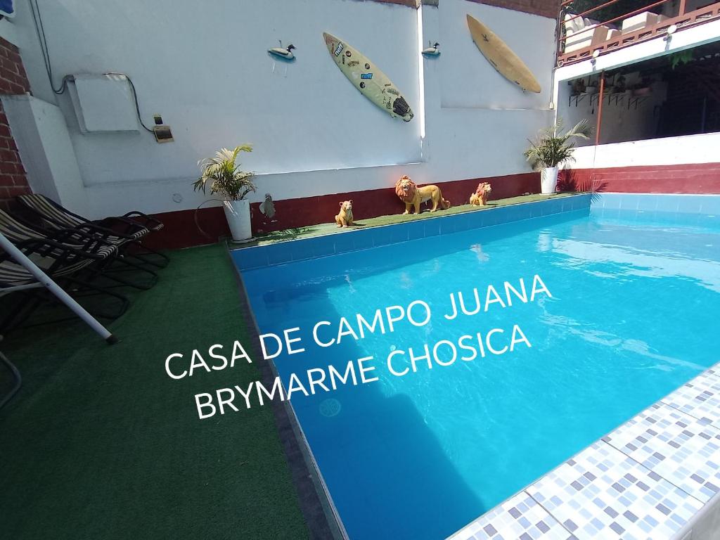 una piscina con un cartello che recita cama de campo viana b di Casa de campo juana brymarme a Chosica