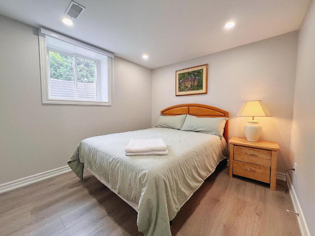 Ένα ή περισσότερα κρεβάτια σε δωμάτιο στο Cozy & Modern Ensuite Basement Rooms - Steps to Subway & Downsview Rogers Stadium