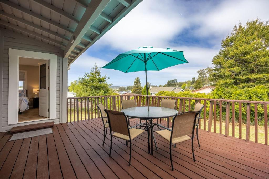 Rõdu või terrass majutusasutuses The Coastal Retreat Scenic Harbor Ocean Views Walk to Beach Restaurants