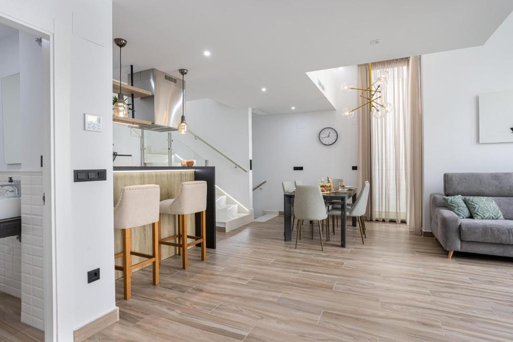 Laguna Beach Villa Veintidos في توريفايجا: مطبخ وغرفة معيشة مع طاولة وأريكة