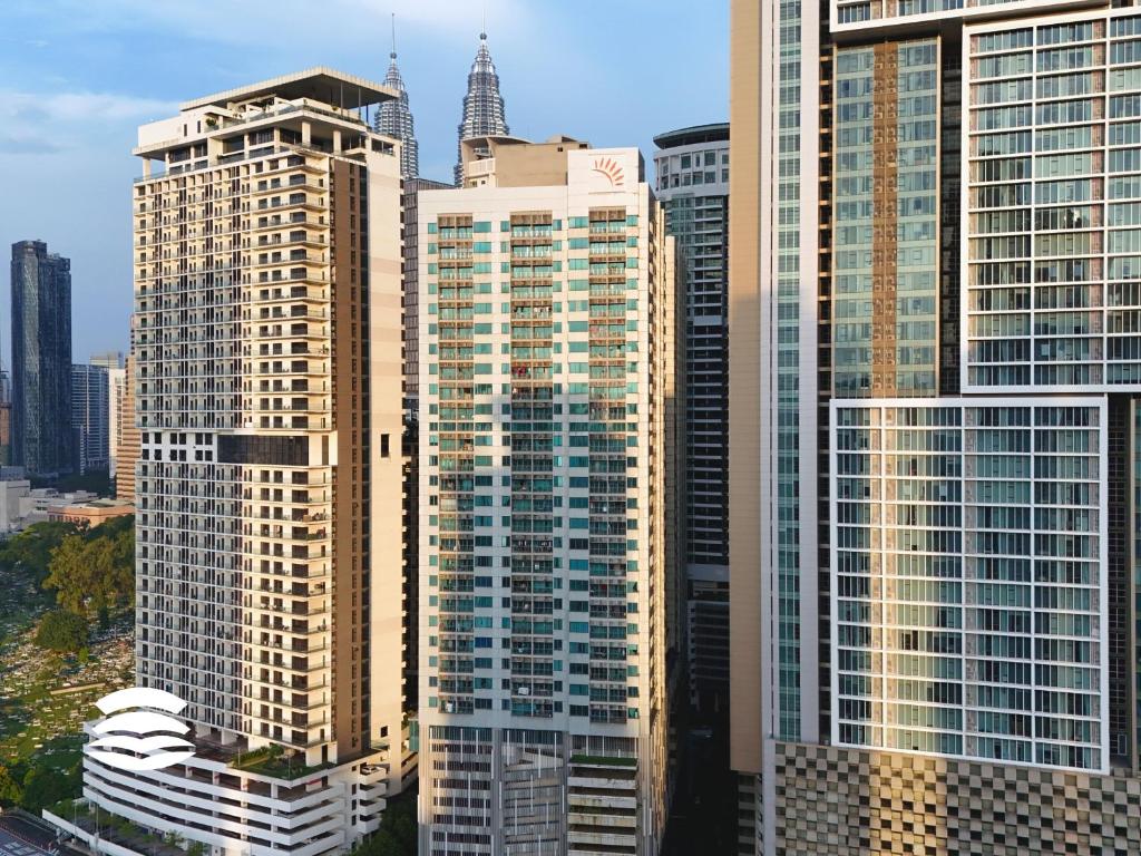 un grupo de edificios altos en una ciudad en Summer Suites KLCC Apartments by soulasia, en Kuala Lumpur