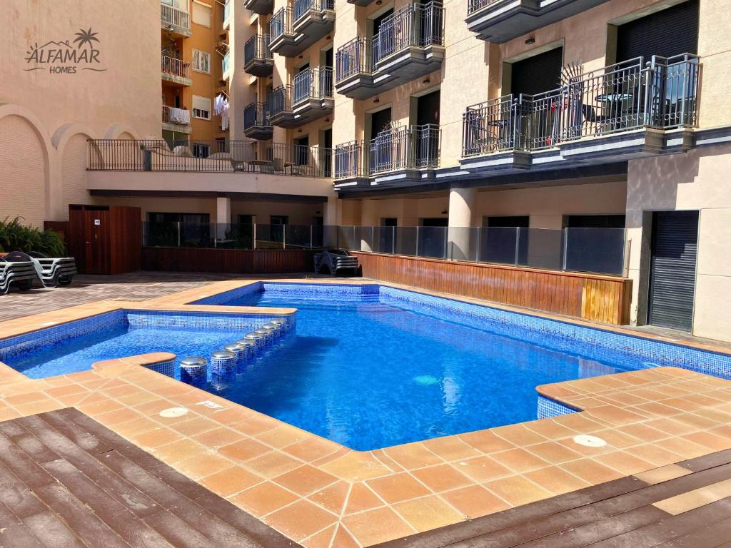 basen w środku budynku w obiekcie Yasumi Suite - 4p Modern Apartment with Parking & Swimming Pool w Lloret de Mar