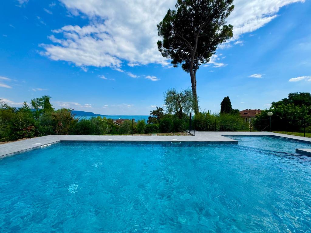 Garda Lake View Pool & Parking