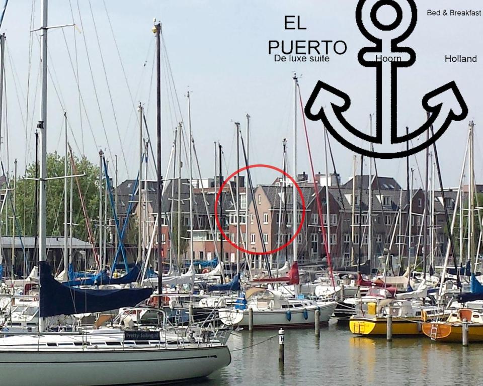 een groep boten aangemeerd in een haven met een anker bij El Puerto Bed and Breakfast in Hoorn
