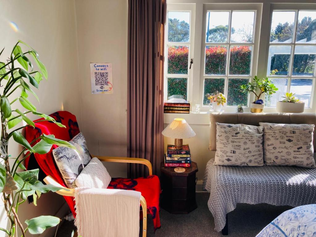 Spacious and Sunny Master Bedroom with shared bathrooms - Resim 10