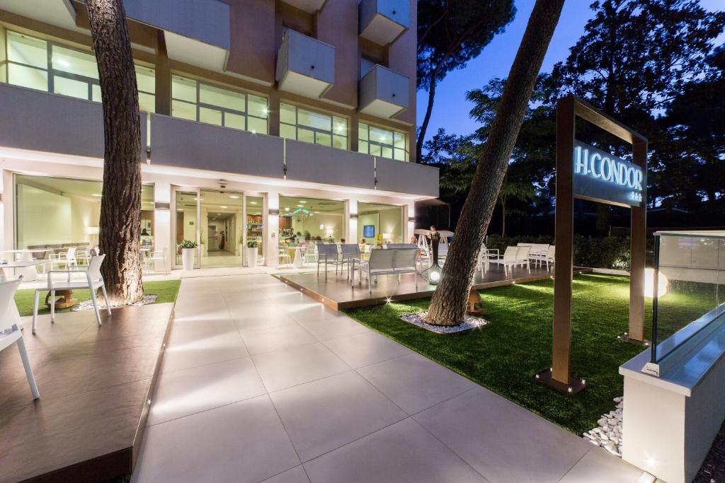 a building with a sign that reads houston at Hotel Condor in Milano Marittima