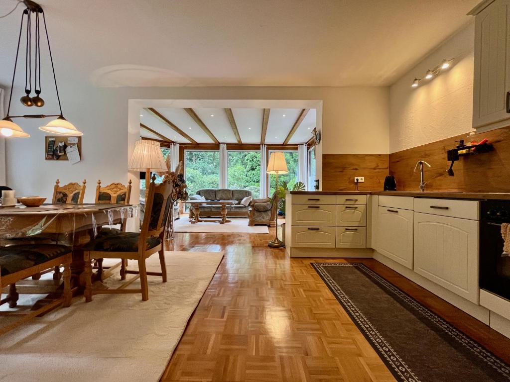 Gallery image of Große Ferienwohnung "Idyll" mit Sauna in Alleinlage in Berge