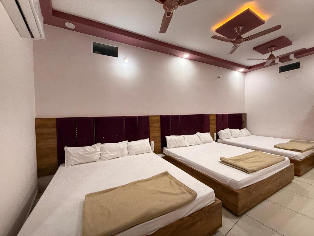 Una cama o camas en una habitación de Hotel Koti Tirth