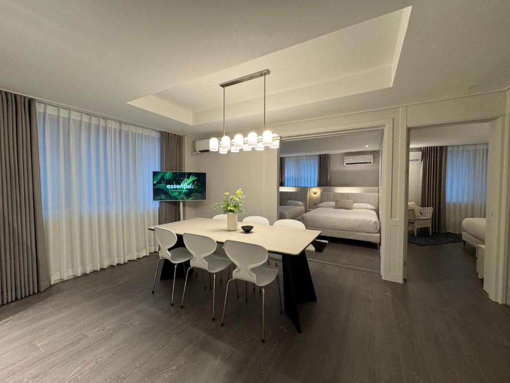 een woonkamer met een eettafel en een slaapkamer bij Dada Stay Hongdae in Seoul