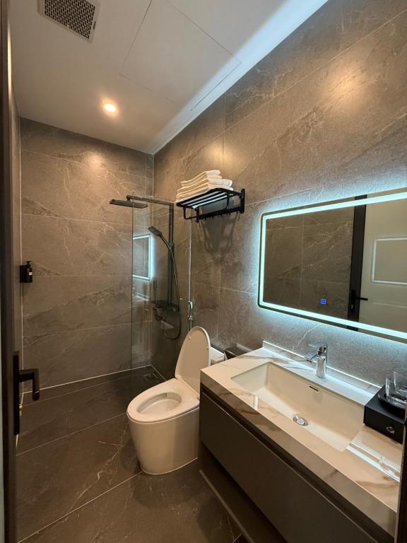 a bathroom with a toilet and a sink and a mirror at Homestay Coffee 135 in Kỳ Vĩ