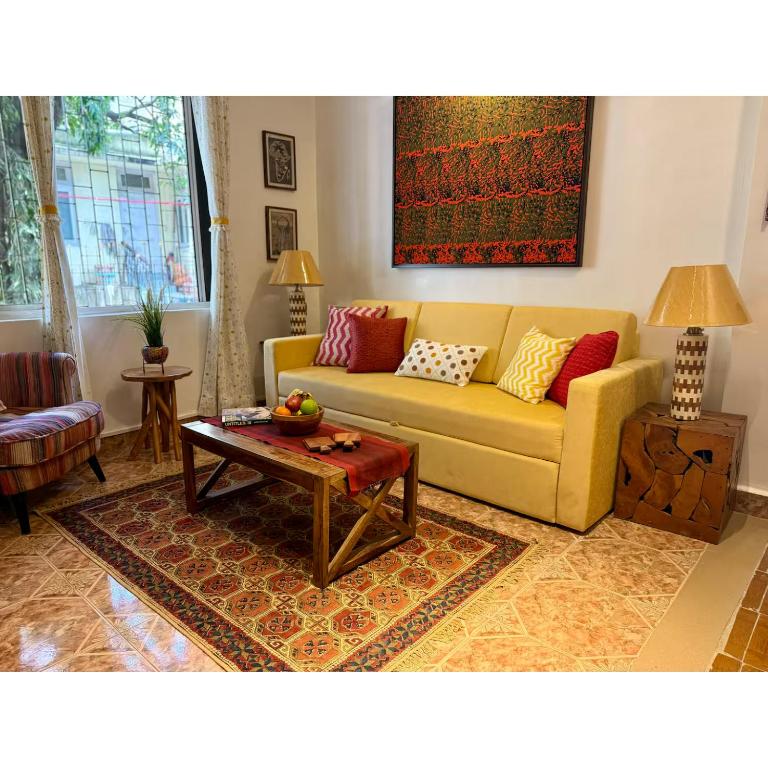 ein Wohnzimmer mit einer Couch und einem Couchtisch in der Unterkunft African Sojourn 1 bed 2 bath Spacious Prkg Dominos 2 in Jāmb