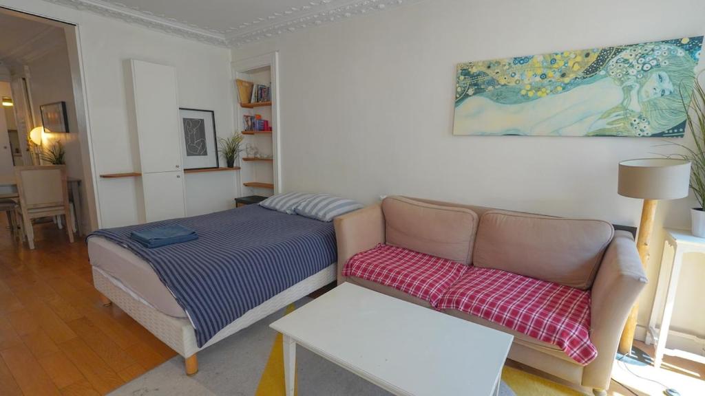 Una cama o camas en una habitación de 002 wonderful Studio in montorgueil