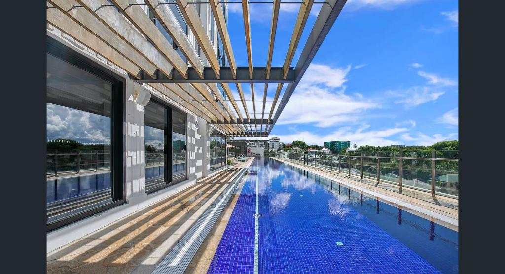 a swimming pool on top of a building at Bright CBD 2 bedroom resort-style escape in Brisbane