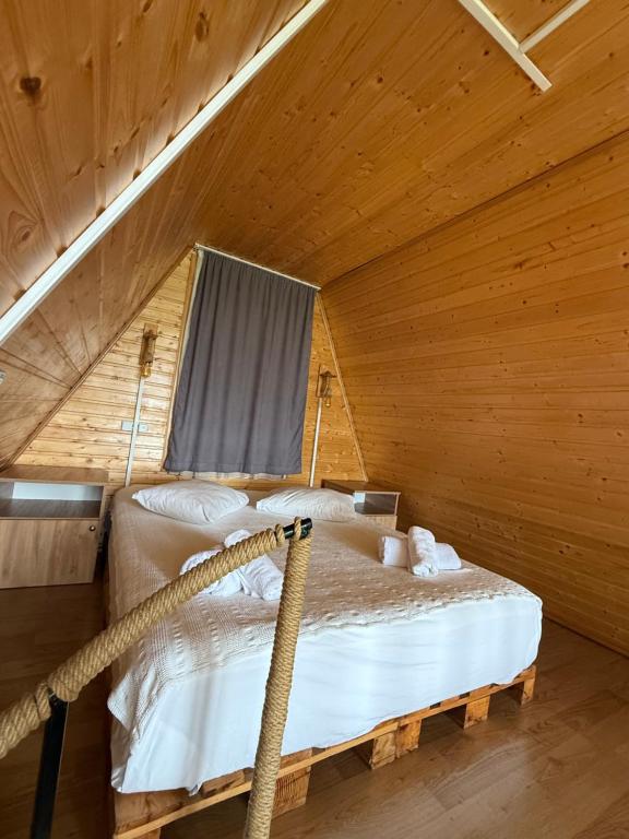 Ένα ή περισσότερα κρεβάτια σε δωμάτιο στο Little Wood Cabin