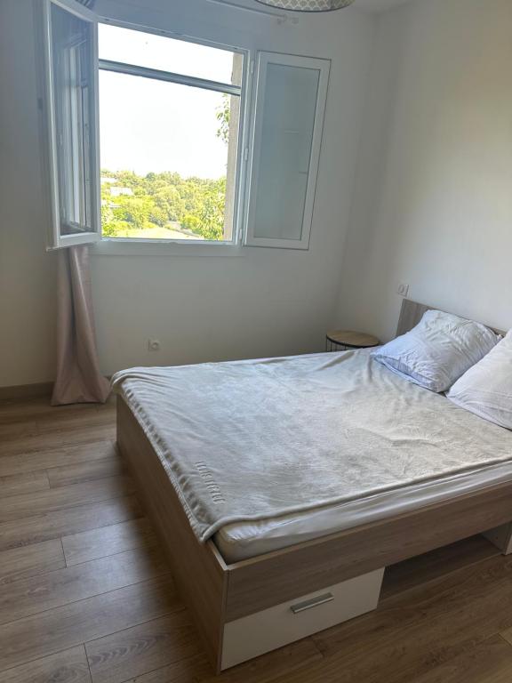 Ένα ή περισσότερα κρεβάτια σε δωμάτιο στο Bas de villa pour 6