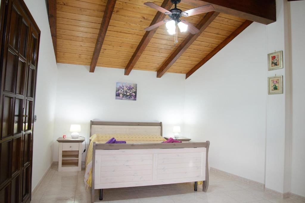 Montalbano JonicoにあるCasa Relaxのベッドルーム1室(ベッド1台、シーリングファン付)