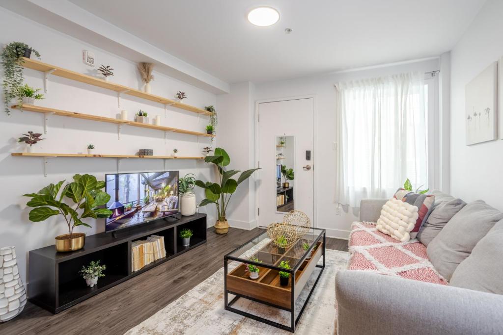 Et tv og/eller underholdning på Cozy and Spacious Condo Downtown