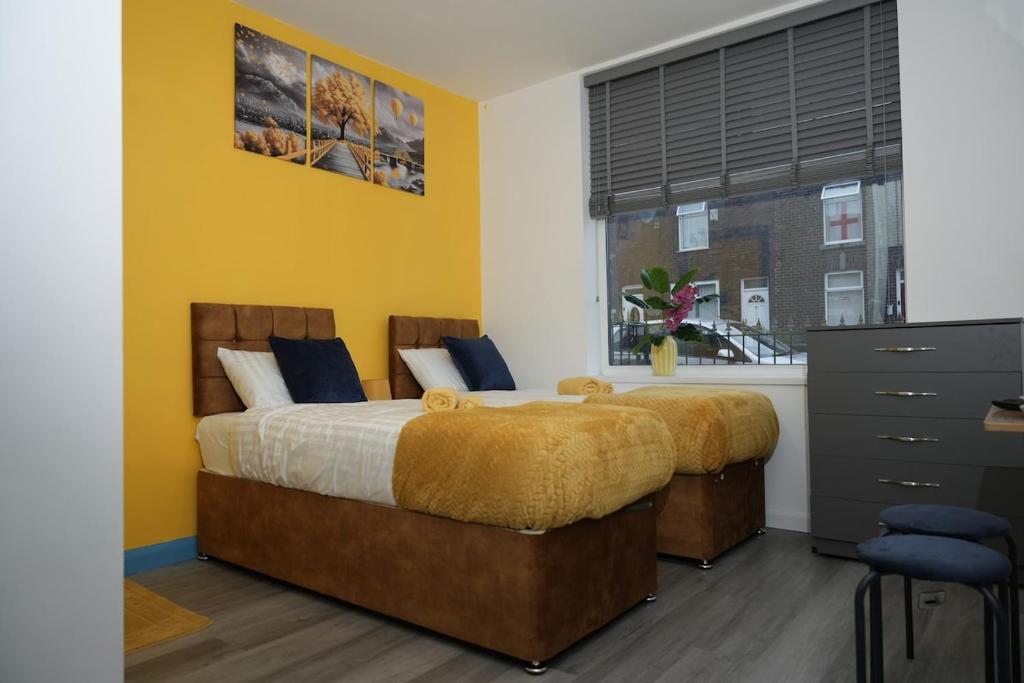 Postel nebo postele na pokoji v ubytování 6Bed Home in Bolton Ideal for Contractors & Groups