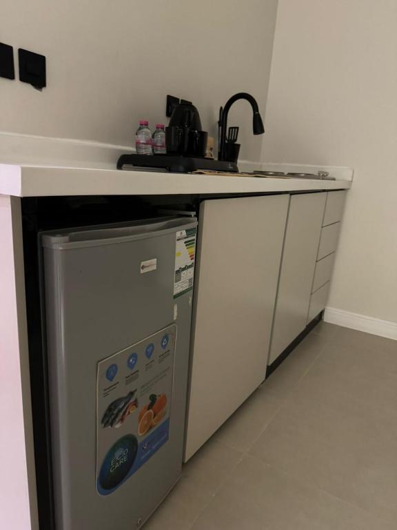 een keuken met een aanrecht en een vaatwasser bij ليالي طيبة in Al Madinah