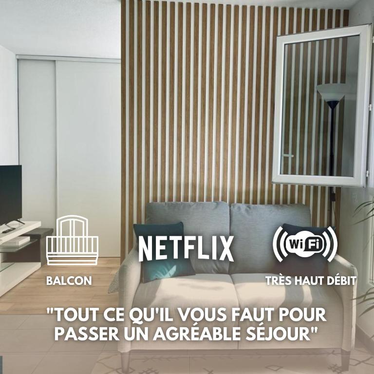 - un salon avec un canapé dans l'établissement Le Cocoon Quatre Pavillons Lormont, à Lormont