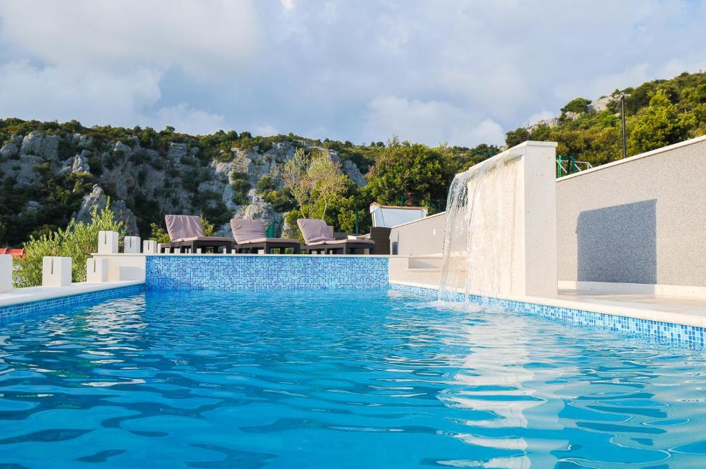 einen Pool mit Wasserfall in einem Haus in der Unterkunft Villa Ivanka in Sevid