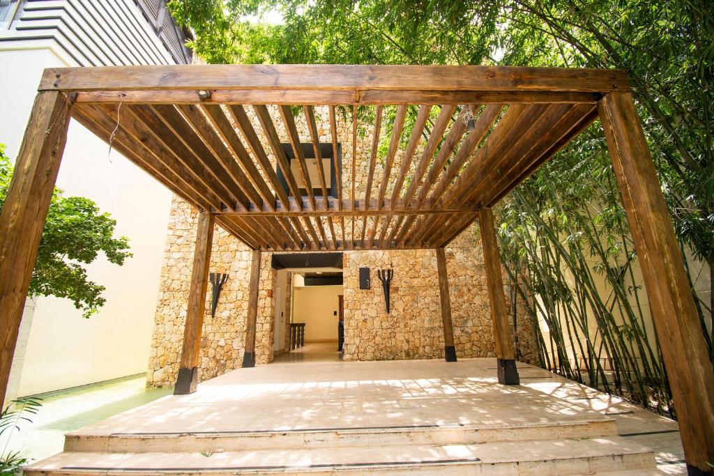 an entrance to a building with a wooden structure at Espectacular Apto en Casa de Campo Los Altos 3 in La Romana