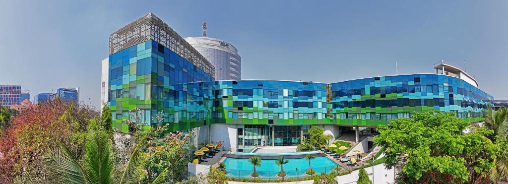 バンガロールにあるVivanta Bengaluru, Whitefieldの青い建物(目の前にスイミングプールあり)