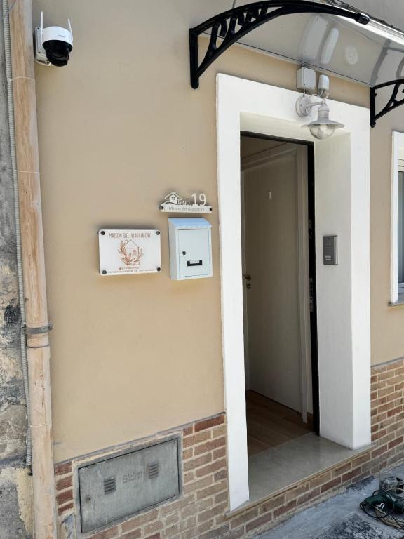 Η πρόσοψη ή η είσοδος του Maison del Viaggiatore