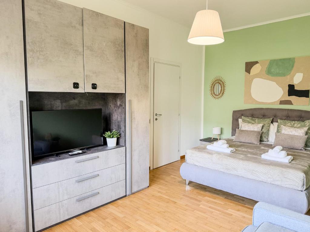 una camera da letto con un letto grande e una televisione di NEW! Vatican Domizia Apartment a Roma