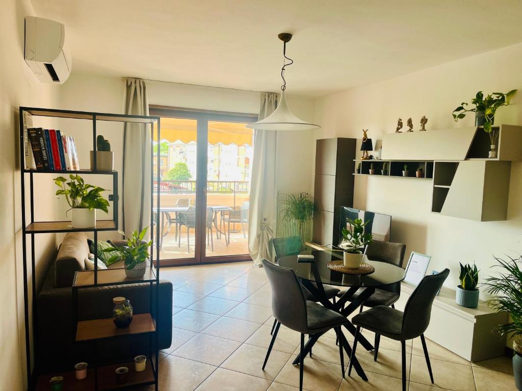 Una sala de estar con mesa y sillas y un comedor. en Appartamento Spigola vista Laguna, en Grado