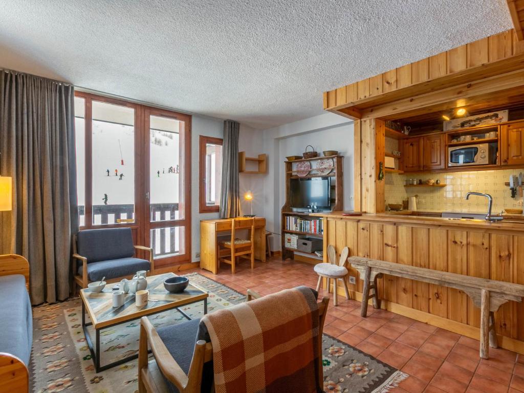 un salon avec une cuisine et un salon dans l'établissement Appartement 5 pièces avec terrasse et WIFI - FR-1-694-101, à Val dʼIsère