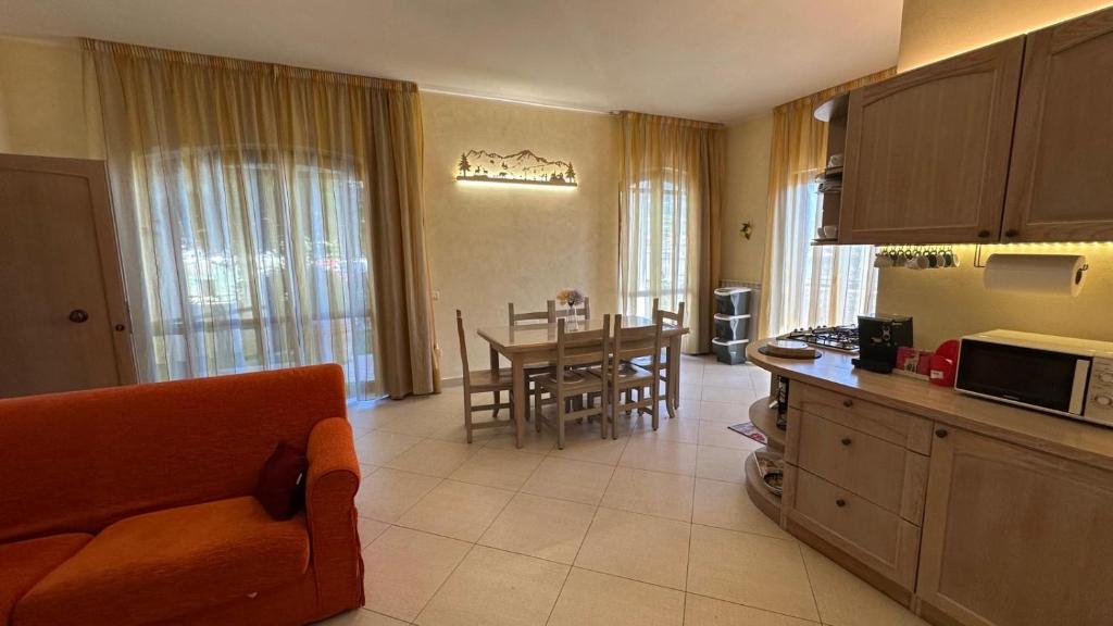 a kitchen and dining room with a table and a couch at Il Rifugio dell'Orso in Castel di Sangro