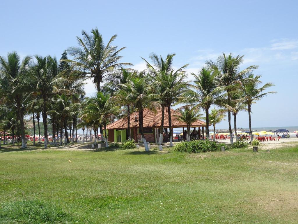 un complejo con palmeras en la playa en El Shaday en Itanhaém