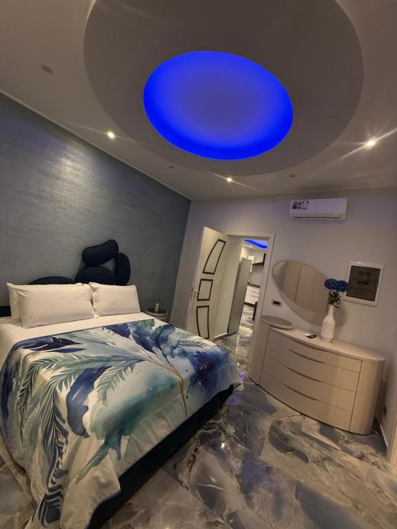 a bedroom with a bed and a blue ceiling at Naomi Luxury Home 3 in Catania
