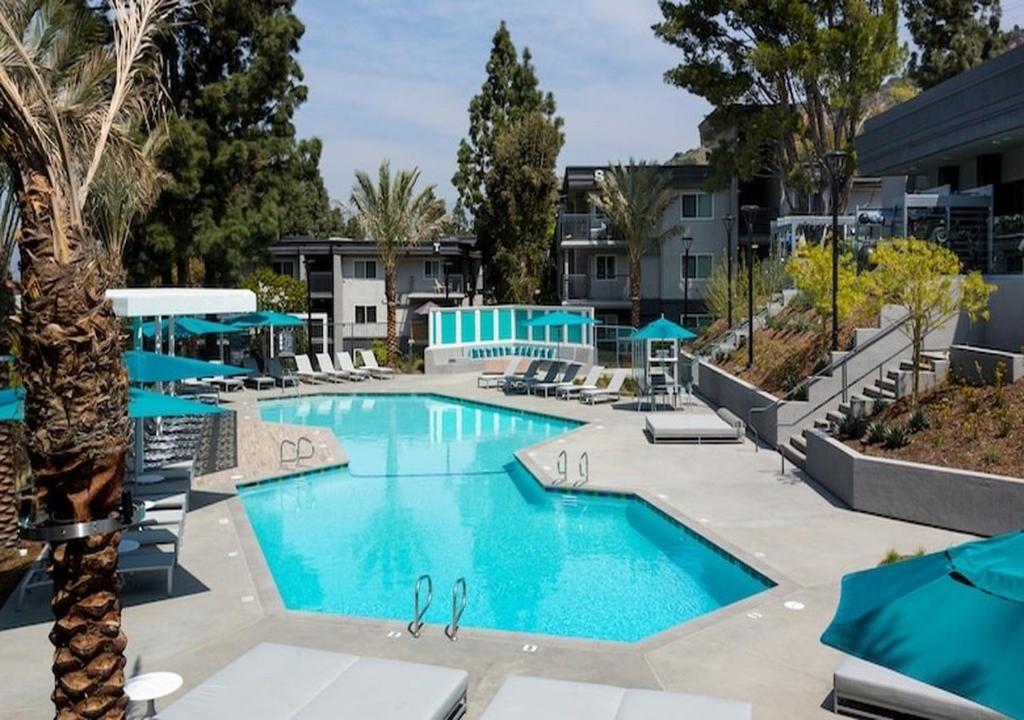 Bazén v ubytování 2 Bedroom Apartment at Mountain Resort in Hollywood Hills next to Universal Studios and Warner Brother Studios nebo v jeho okolí